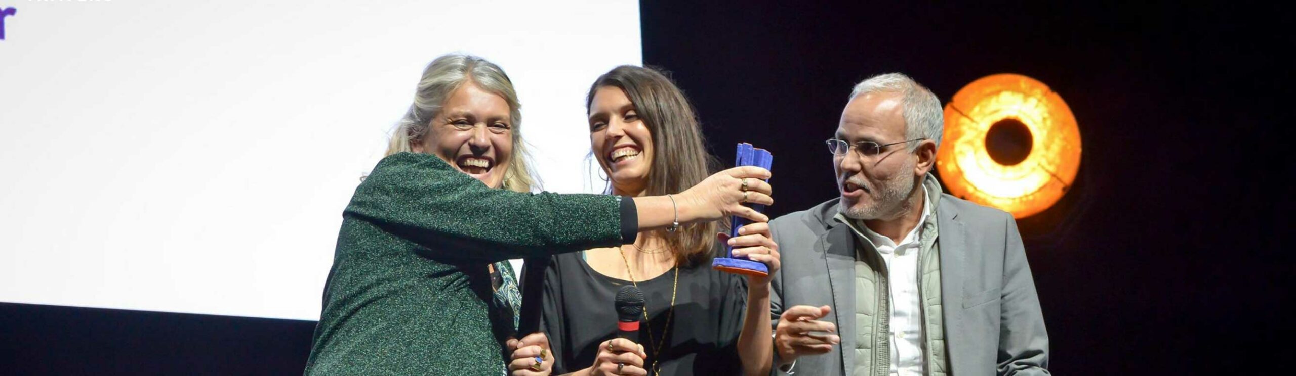 trophée-des-entreprises-du-loiret Directrice des Ressources Humaines avec le trophée